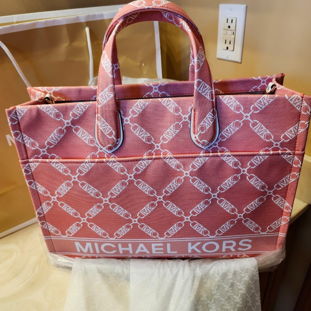 BNWT Michael Kors hard to find tote with matching wallet